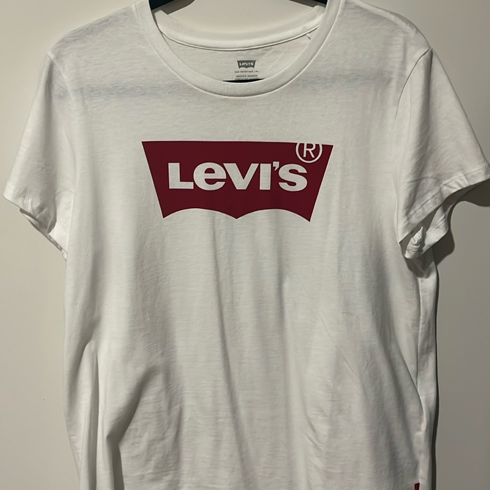 White Levi’s Tshirt